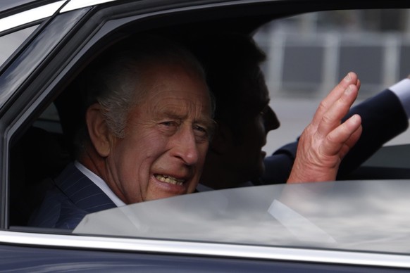 epa10871625 Britain's King Charles III (L) and French president Emmanuel Macron (R) leave by car after a remembrance ceremony at Arc de Triomphe in Paris, France, 20 September 2023. The visit, in ...