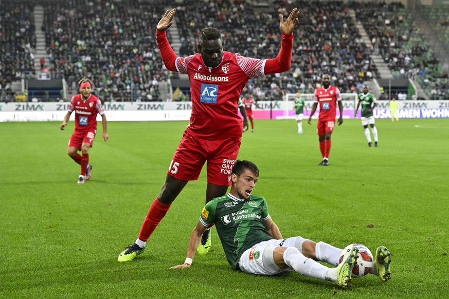 Sions&#039; Mario Balotelli, links, gegen St. Gallens Jordi Quintilla, im Fussball Super League Spiel zwischen dem FC St. Gallen und dem FC Sion, am Samstag, 10. September 2022, im Kybunpark in St. Ga ...