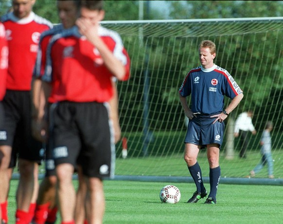 Rolf Fringer (rechts), der Trainer der Schweizer Fussball-Nationalmannschaft, schaut am 8. September 1997 waehrend des Nati-Trainings in Duebendorf (ZH) &#039;seinen&#039; ihm den Ruecken zukehrenden  ...