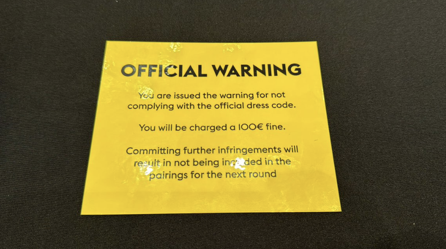 Sur le carton plastifié, il est notamment écrit que la joueuse est sanctionnée pour «non-respect du code vestimentaire officiel».