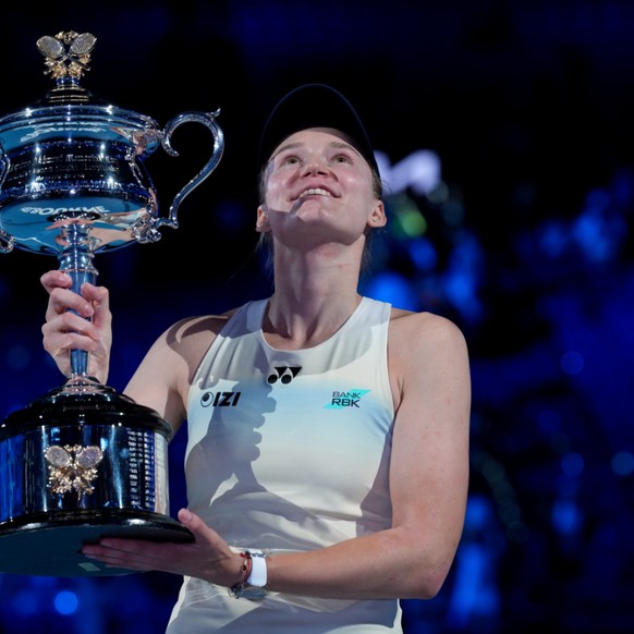 Elena Rybakina avec le trophée de l'Open d'Australie