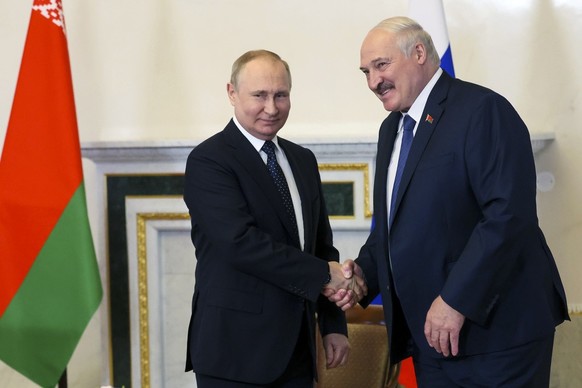 Le président russe Vladimir Poutine (gauche) et le président biélorusse (Alexandre Loukachenko) à Saint-Petersburg, en Russie, le 25 juin 2022.