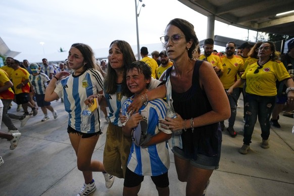 Fans try to enter the stadium prior to the Copa America final soccer match betwen Argentina and Colombia, in Miami Gardens, Fla., Sunday, July 14, 2024. (AP Photo/Lynne Sladky)