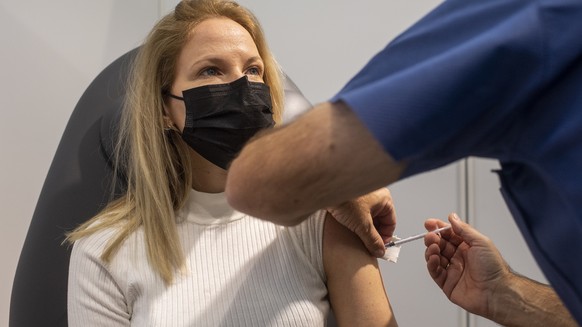 Jenny impft sich im Boosterimpfzentrum in Zuerich-Oerlikon, aufgenommen am Montag, 6. Dezember 2021. Im Impfzentrum sind pro Tag um die 2000 Auffrischimpfungen auf 12 Impfstrassen moeglich. (KEYSTONE/ ...