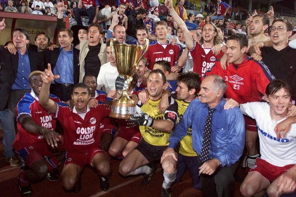 Les joueurs et le staff de Servette (avec Johann Lonfat, cheveux longs blonds et bras levé) célébrant le titre national en 1999 à Lausanne.