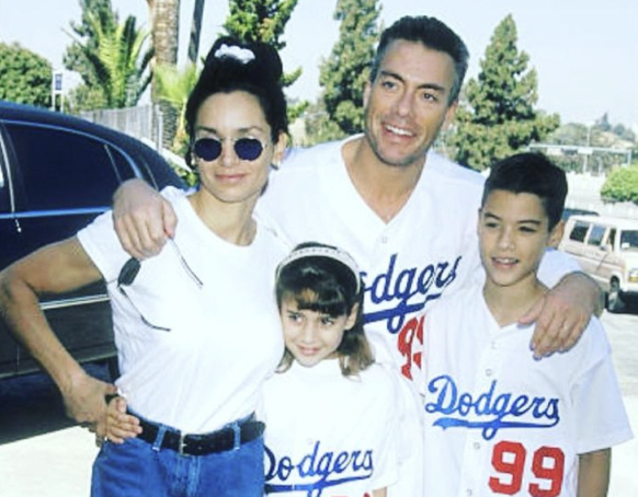 La famille dans les 90's. Le couple entoure Bianca et son frère Kristopher (devenu acteur). Jean-Claude Van Damme aura un troisième enfant (Nicholas, aussi acteur) d'une autre femme.