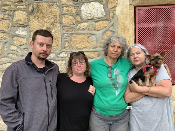 A Cressier, une famille soudée face au drame. Yannick, Christelle, Huguette et Christine, qui tient dans ses bras la petite chienne Kayla.
