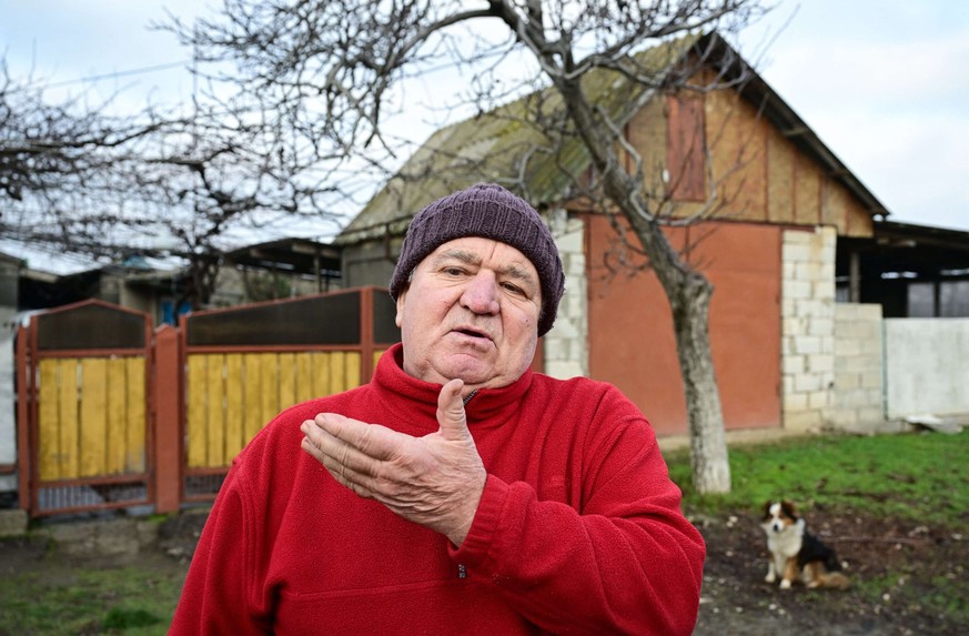 Valeriu Voloh devant son domicile dans le village de Palanca, le 6 janvier 2026.