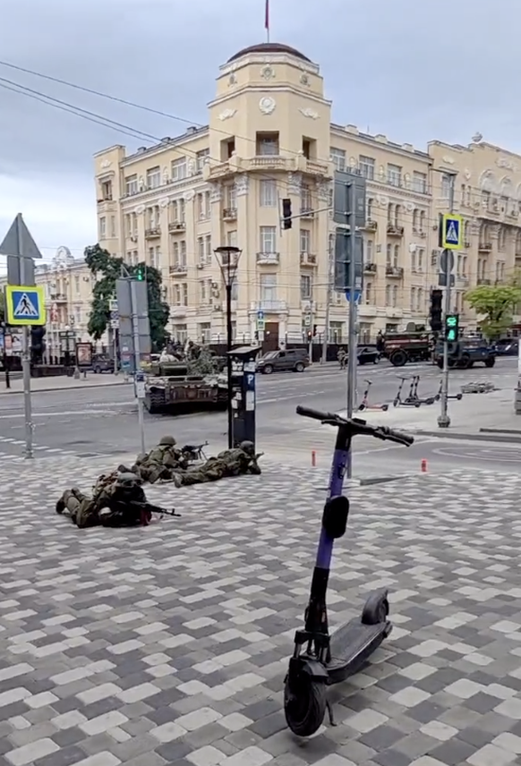 A cœur de Rostov, des mercenaires côtoient les badauds et les trottinettes électriques.