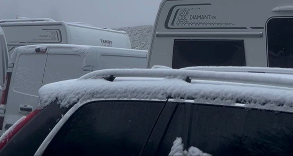 Nous avons joint un membre des gens du voyage expulsés mardi du canton du Valais. Leur avocat s'insurge. La police valaisanne botte en touche. A Neuchâtel, on sort la loi.