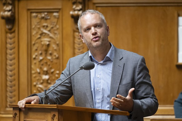 Nationalrat Raphael Mahaim, GP-VD, stellt eine Frage zu Nationalrat Olivier Feller, FDP-VD, bei der Debatte &quot;24.096 Bundesgesetz ueber die Allgemeinverbindlicherklaerung von Gesamtarbeitsvertraeg ...