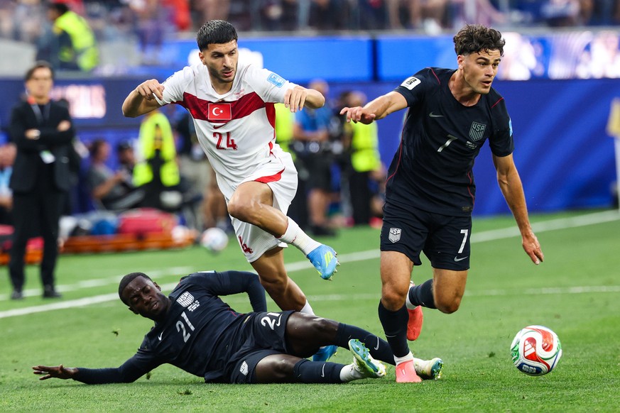 epa13065462 United States of America forward Timothy Weah and midfielder Giovanni Reyna steal the ball from Turkey midfielder Oguz Ayd?n in the first half of the FIFA World Cup 2026 group stage match  ...