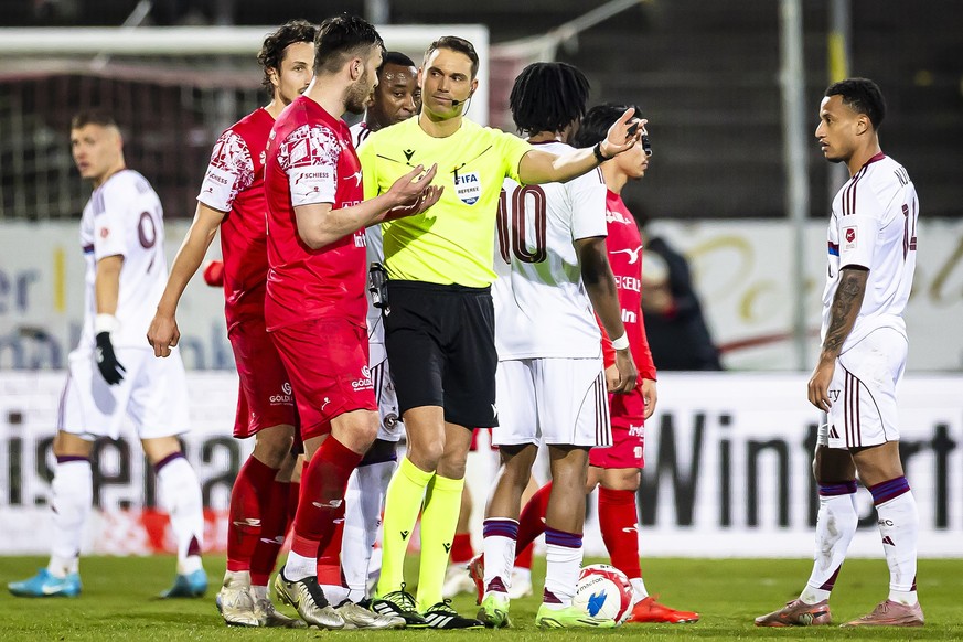 Schiedsrichter Sandro Schaerer (Mitte) weisst Mirlind Kryeziu (FCW) (links) mit Roter Karte vom Platz im Fussball Meisterschaftsspiel der Swiss Super League zwischen dem FC Winterthur, FCW, und Servet ...
