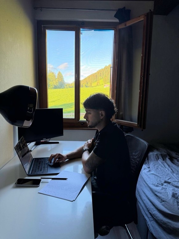Depuis mars, Lénaïc Leal consacre 100% de son temps professionnel à Plezia, qu'il développe depuis sa chambre de Château-d’Œx.