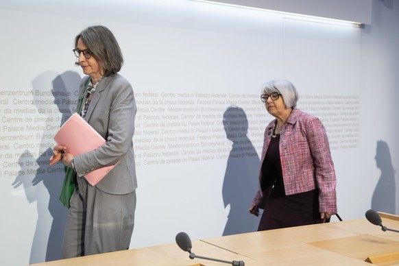 Anne Levy, Direktorin Bundesamt fuer Gesundheit, vorne, und Bundesraetin Elisabeth Baume-Schneider kurz vor Beginn einer Medienkonferenz zur Medikamentenversorgung, am Freitag, 20. Maerz 2025 in Bern. ...