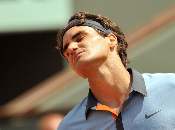 epa01748123 Roger Federer of Switzerland reacts as he struggles against Tommy Haas of Germany during their fourth round match for the French Open tennis tournament at Roland Garros in Paris, France, 0 ...