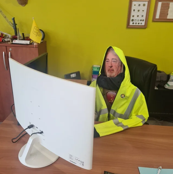 Mann mit Kartonkopf ist faul bei der Arbeit