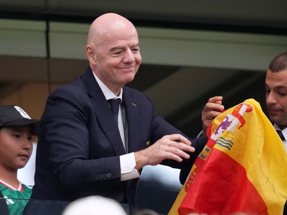 L'UEFA menace la FIFA d'un boycott des Coupes du monde, si le projet commercial porté par son président Gianni Infantino est maintenu au programme.