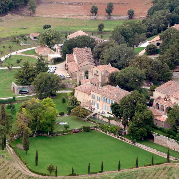 Le couple acquiert la propriété de 25 millions d'euros par l'intermédiaire de leurs holdings respectives.
