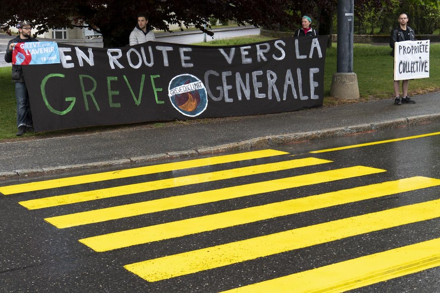 Des membres de la Grève du Climat manifestent avant la session du grand conseil du canton de Neuchâtel, le mardi 5 mai 2020.