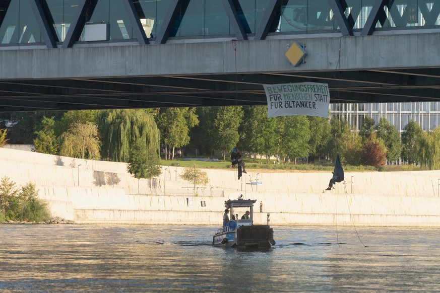 Klimaaktivistinnen und -aktivisten haben am fr