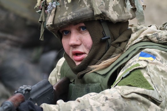 ZHYTOMYR, UKRAINE - MARCH 22: A Ukrainian servicewoman of the Ukrainian Air Assault Forces holds weapon during a combined military training course on March 22, 2023 in Zhytomyr, Ukraine. Since 2014, t ...