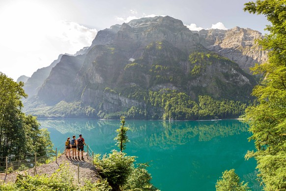 Der neue Bergrundwanderweg um den Klöntalersee im Klöntal ob Glarus feiert am 1. Juli 2023 Eröffnung. Neu kann so rund um den Klöntalersee gewandert werden, mit tollen Aus- und Bergblicken.