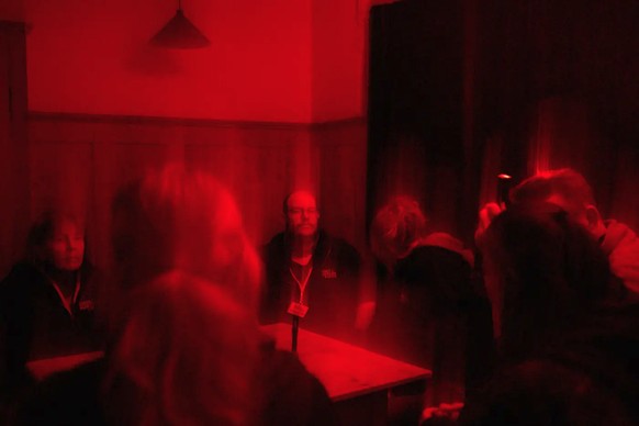Il s&#039;allume en rouge comme dans une chambre photographique : le compas approche de son apogée.