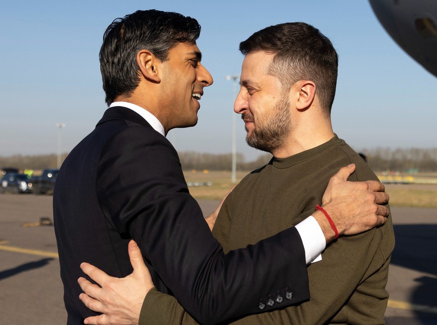 Le premier ministre britannique Rishi Sunak a accueilli Volodymyr Zelensky à l'aéroport de Londres.