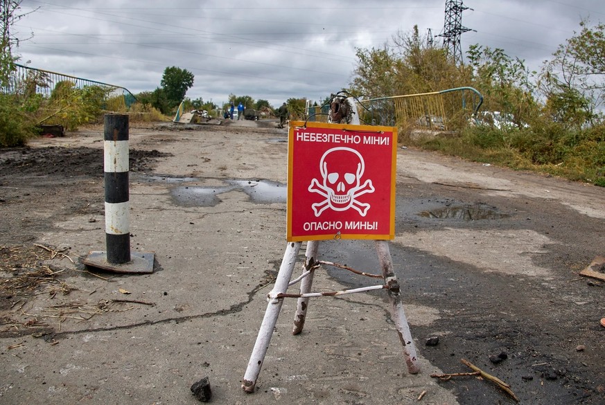 Un panneau portant l&#039;inscription «Attention mines» se trouve le 13 septembre 2022 sur une route près de la ville récemment reconquise de Balaklija dans la région de Kharkiv, en Ukraine.
