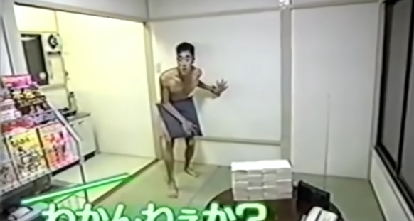 Quand il débarque dans l'appartement, Tomoaki Hamatsu est à poil. S'il veut avoir des fringues, il faudra qu'il les gagne grâce à des jeux concours.