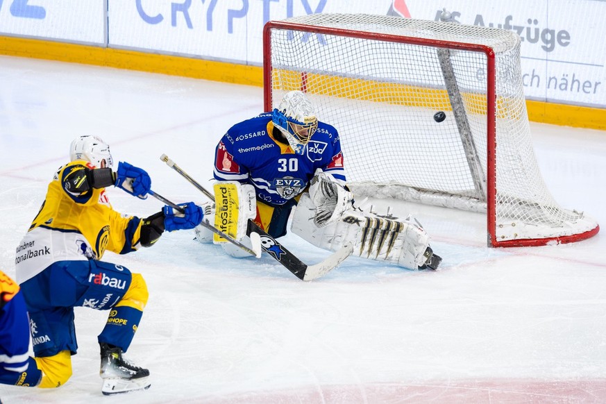 HC Davos&#039; Tomas Jurco, links, erzielt das Tor zum 0:1 gegen EV Zugs Torhueter Leonardo Genoni im Eishockey Qualifikationsspiel der National League zwischen dem EV Zug und dem HC Davos am Freitag, ...
