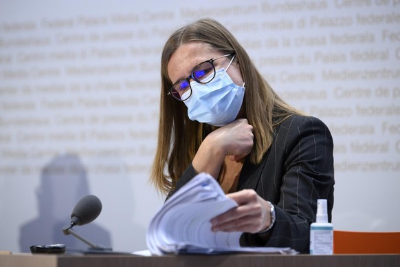 Virginie Masserey, Leiterin Sektion Infektionskontrolle, Bundesamt fuer Gesundheit BAG, liest seine Dokumente, an einem Point de Presse mit Fachexperten des Bundes zur Corona-Pandemie Covid-19, am Die ...