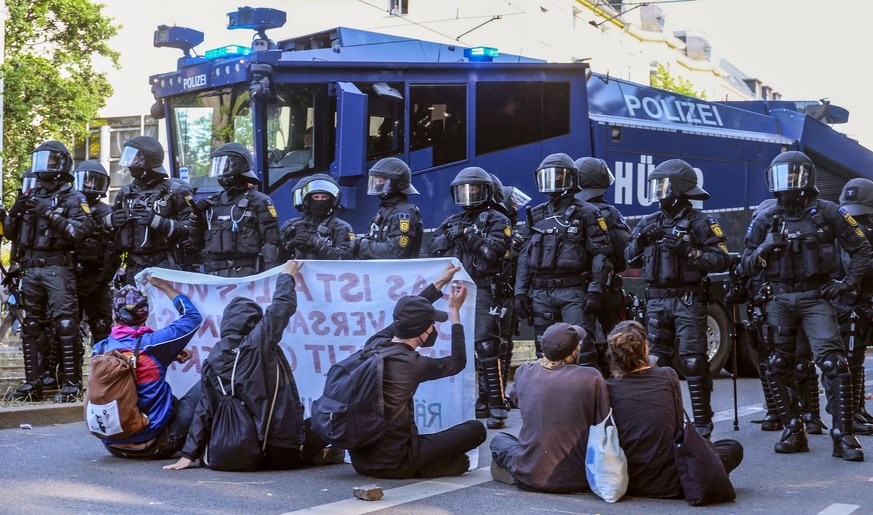 Des militants sont bloqués par la police à Leipzig, en Allemagne.