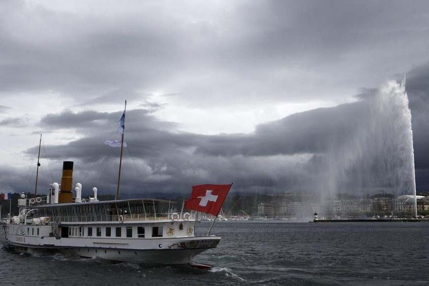 A paddle wheel boat &quot;Savoie&quot; leaves the Geneva harbour in front of the famous water fountain &quot;Le Jet d&#039;Eau&quot;, in Geneva, Switzerland, Monday, August 11, 2014. (KEYSTONE/Salvato ...