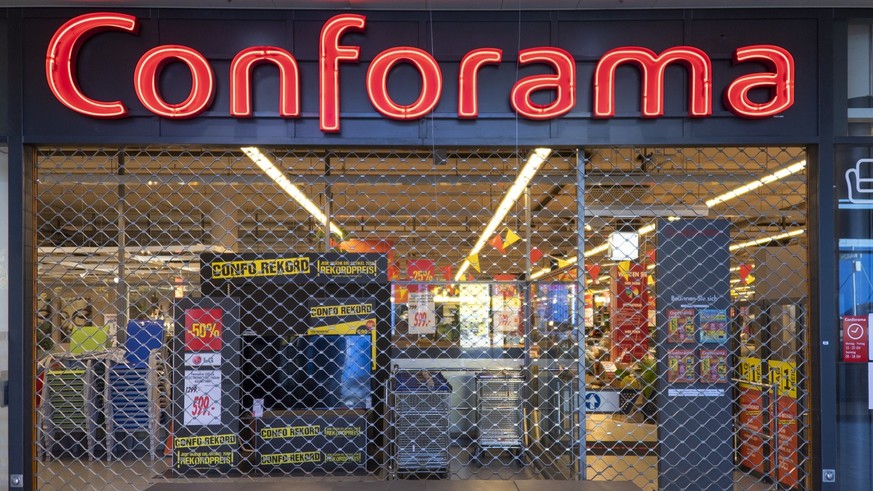 Das Geschaeft Conforama bleibt geschlossen im Gruessen Center in Pratteln am Montag, 16. Maerz 2020. Der Kanton Baselland hatte den Notstand ausgerufen. Nur Laeden, die der Grundversorgung dienen, sin ...
