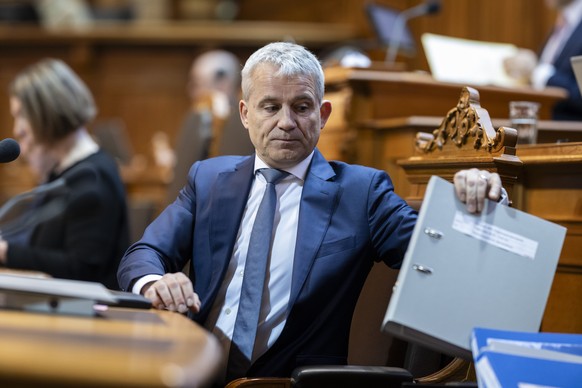Bundesrat Beat Jans behaendigt seine Unterlagen, an der Fruehjahrssession der Eidgenoessischen Raete, am Mittwoch, 5. Maerz 2025 im Staenderat in Bern. (KEYSTONE/Alessandro della Valle)
