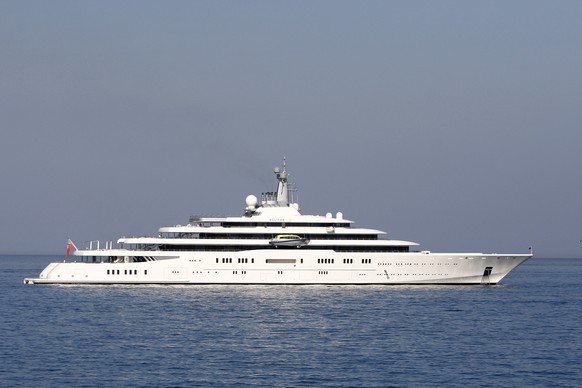 World&#039;s bigger yacht, &amp;quot;Eclipse&amp;quot; owned by Russian businessman Roman Abramovitch lies at anchor on August 22, 2011 in Antibes&#039; bay, southeastern France. AFP PHOTO SEBASTIEN N ...