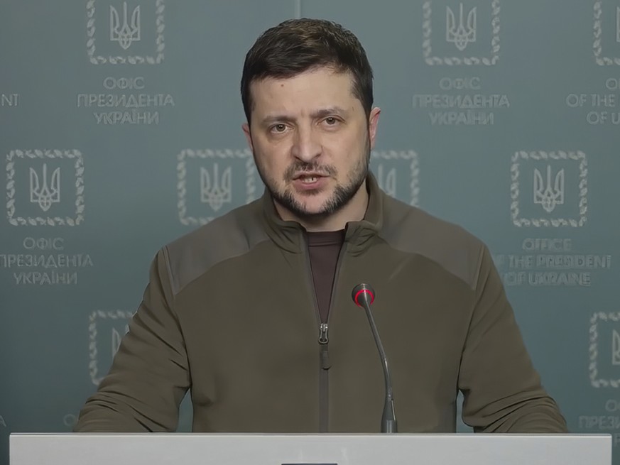 Dans une intervention en russe postée sur internet dans la nuit de samedi à dimanche, le président Zelensky a affirmé, à l&#039;intention de l&#039;opinion publique russe, que les cadavres de soldats  ...