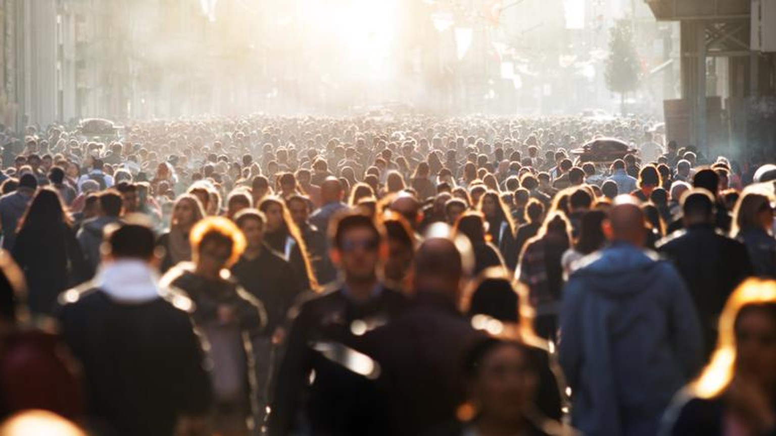 Un personnage masqué évolue dans cette foule d'avant-Covid. Sauras-tu le retrouver?