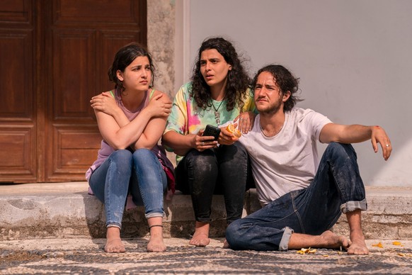 The Swimmers. (L to R) Nathalie Issa as Yusra Mardini, Manal Issa as Sara Mardini, Ahmed Malek as Nizar in The Swimmers. Cr. Laura Radford/Netflix © 2022