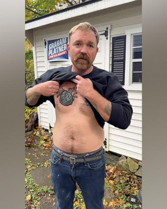 Graham Platner dévoile son nouveau tatouage dans une vidéo publiée sur Instagram le 22 octobre 2025.