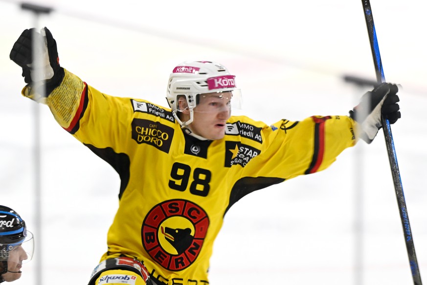 Berns Benjamin Baumgartner, schiesst den SCB zum Sieg beim Eishockey-Qualifikationsspiel der National League, zwischen den SCL Tigers und dem SC Bern, am Samstag, 15. November 2025, in der Emmental Ve ...