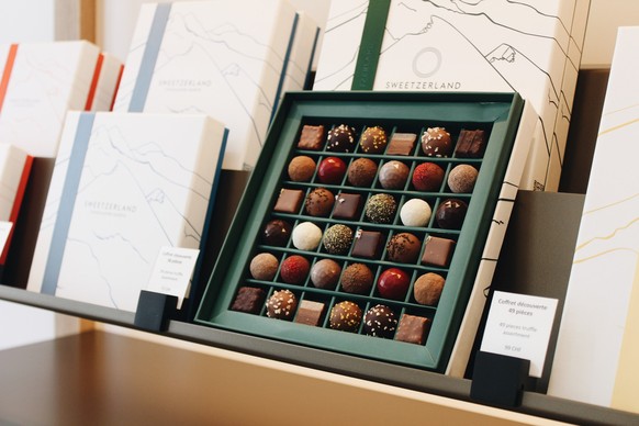 La nouvelle boutique de Sweetzerland, Rue de La Croix-d'Or à Genève, et sa maître chocolatière Elena Esposto.