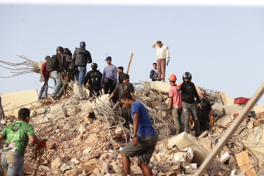 epa13068187 People conduct search operations in an area affected by an earthquake in La Guaira, Venezuela, 26 June 2026. Venezuelan Interior Minister Diosdado Cabello announced that access to La Guair ...