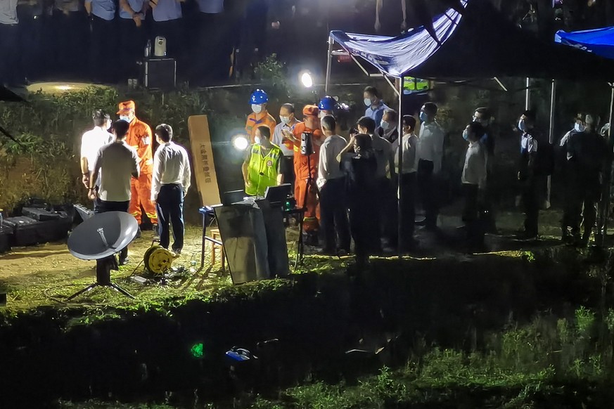 epa09841561 Rescue workers attend a briefing at the site of a plane crash from a China Eastern Airlines in Tengxian County, Guangxi region, southern China, 21 March 2022 (issued 22 March 2022). A Chin ...