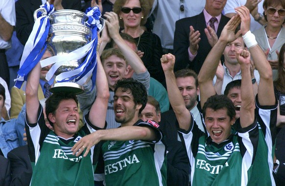 Les Lausannois de gauche a droite: le capitaine Christophe Ohrel, Fabio Celestini et Oscar Londono lors de la remise du trophee apres le match Grasshopper-Club contre Lausanne-Sports, de la finale de  ...