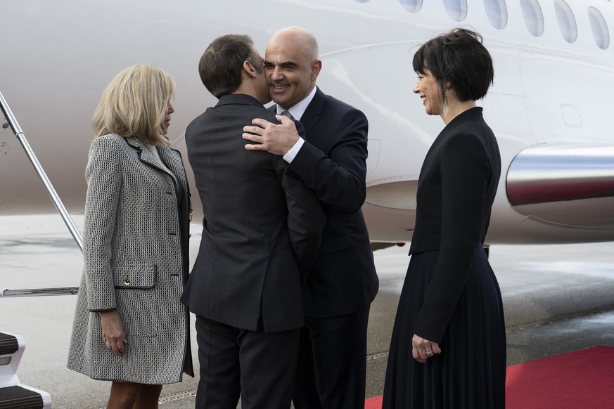 Switzerland President Alain Berset, center, and Switzerland's First Lady Muriel Zeender Berset , right, welcome French President Emmanuel Macron, center left, and his wife and France's First ...