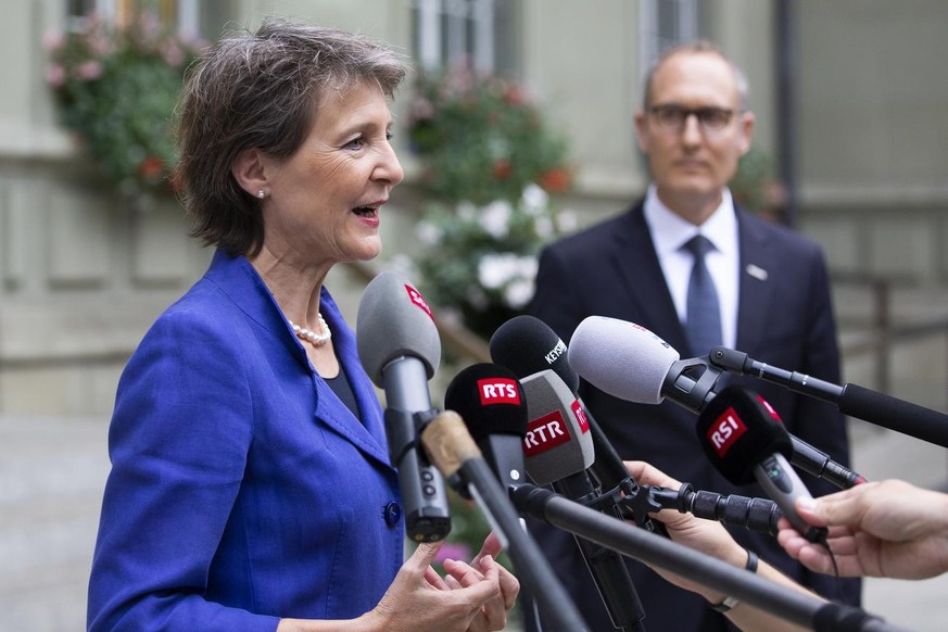 Bundespraesidentin Simonetta Sommaruga spricht neben Christian Rathgeb, Praesident der Konferenz der Kantonsregierungen KdK, waehrend einem Point de Presse nach einem Treffen des Bundesrates mit den P ...