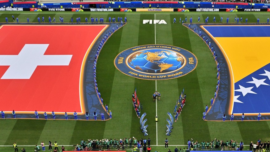 Ici, les drapeaux de la Suisse et de la Bosnie-Herzégovine ont été posés sur la pelouse, comme c'est l'usage dans cette Coupe du monde.